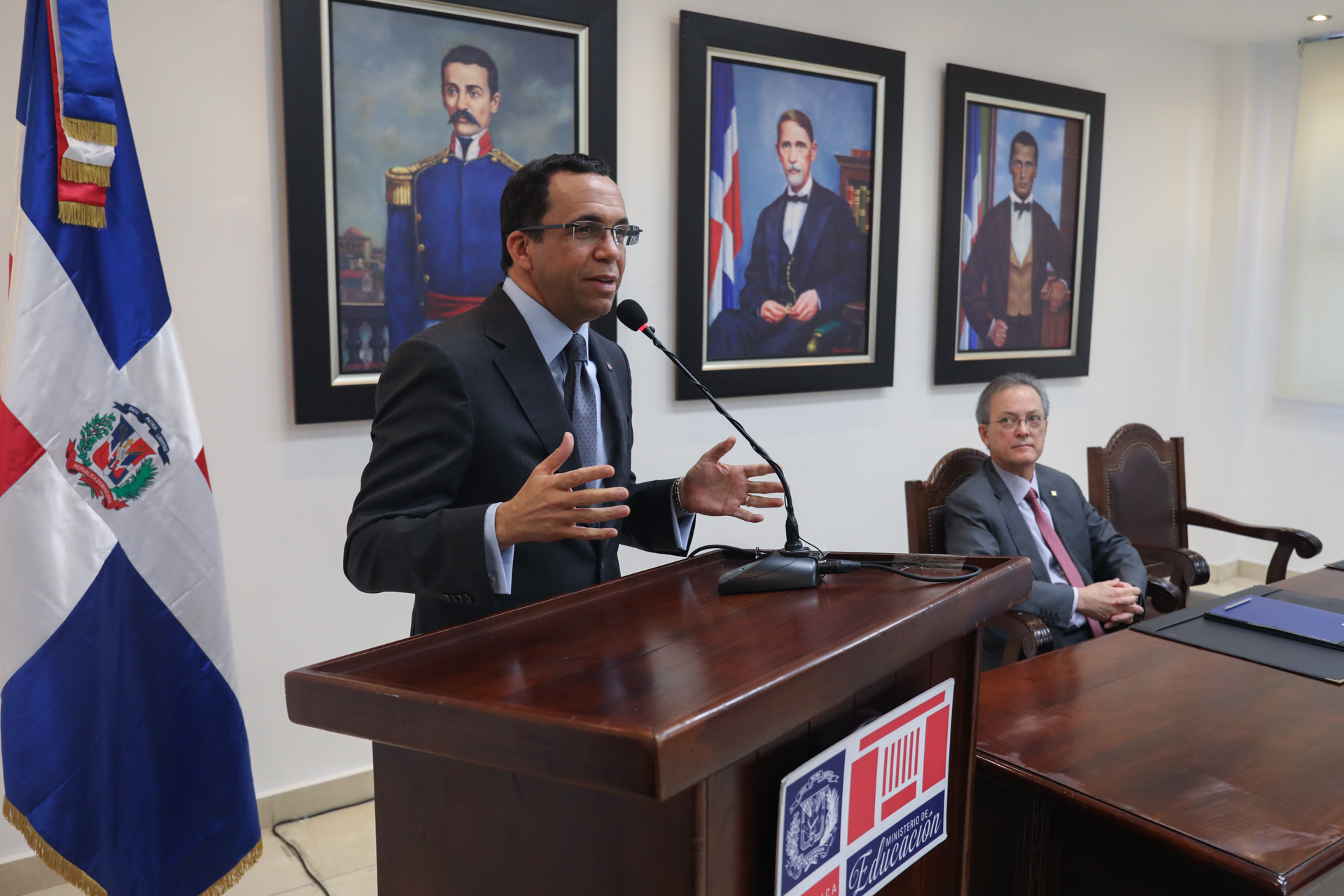 Fundación Popular y MINERD firman acuerdo