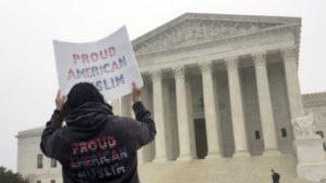 La Corte Suprema de Estados Unidos confirmó este  martes la prohibición de viajes del presidente Donald Trump contra países predominantemente musulmanes y Venezuela