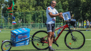 Hombre viaja en bicicleta desde Portugal a Rusia para estar en el Mundial