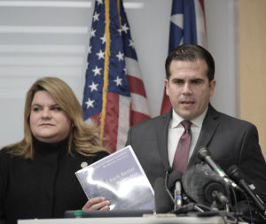WAS07. WASHINGTON, DC (ESTADOS UNIDOS), 13/11/2017.- El Gobernador de Puerto Rico, Ricardo Rosselló (d), y la congresista Jenniffer González-Colón (i), ofrecen una rueda de prensa hoy, lunes 13 de noviembre de 2017, en Washington, DC (EE.UU.). Rosselló pidió hoy a la Casa Blanca y al Congreso estadounidense más de 94.000 millones de dólares en asistencia para 