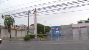 Retiran escombros de valla colapsada en estación de combustibles del DN

