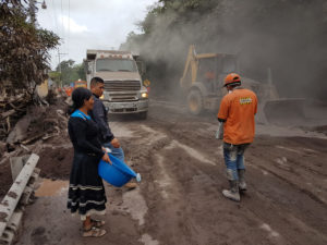 Aumentan a 110 los fallecidos tras erupción de volcán en Guatemala 