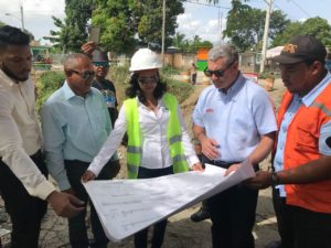 Ministro de Obras Públicas supervisa inicio construcción de puente en Ranchito La Vega

