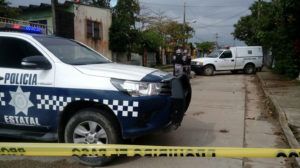 MEX14. COATZACOALCOS (MÉXICO), 15/02/2018.- Policías estatales resguardan hoy, jueves 15 de febrero de 2018, el sitio donde un comando armado ingresó a un velorio y disparó contra seis personas, dando muerte a cuatro de ellas y dejando gravemente heridas a dos más, en el puerto de Coatzacoalcos, en el oriental estado de Veracruz (México). Los informes policiales dan cuenta que al menos ocho sujetos armados, quienes viajaban en dos vehículos, irrumpieron en un domicilio de la Colonia Cuauhtémoc cuando se realizaba el velorio de un exconvicto asesinado a tiros el martes en la misma ciudad de Coatzacoalcos. EFE/STR