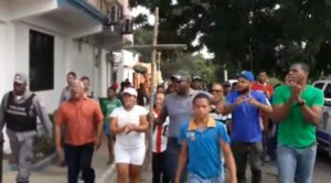 Residentes de La Canela en Santiago marchan y realizan paro contra apagones