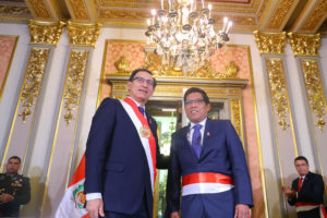 PER01. LIMA (PERÚ), 21/07/2018.- Fotografía cedida por la Presidencia del Perú que muestra al mandatario Martín Vizcarra (i) mientras juramente al nuevo ministro de Justicia, Vicente Zeballos (d), hoy, sábado 21 de julio de 2018, en el Palacio de Gobierno de Lima (Perú). El congresista Vicente Zeballos juró hoy como nuevo ministro de Justicia y Derechos Humanos de Perú, en medio del escándalo de corrupción que afecta a la Judicatura, que la semana pasada le costó el cargo a su antecesor, Salvador Heresi. EFE/Andrés Valle/Cortesía Presidencial del Perú/SOLO USO EDITORIAL/NO VENTAS
