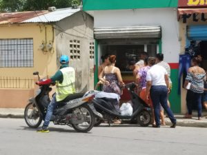 Asaltantes de bancas hieren varias personas en Nagua

