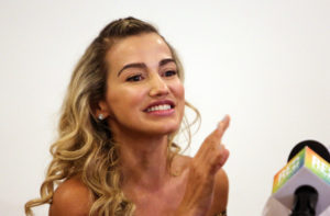 BOG10. BOGOTÁ (COLOMBIA), 30/08/2017.- La cantante colombiana Fanny Lu habla con los medios de comunicación hoy, miércoles 30 de agosto de 2017, en Bogotá (Colombia). Los intérpretes Fanny Lu y Héctor Tobo presentaron 