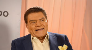 SHM07. MIAMI (EEUU), 20/07/2016.- El presentador Don Francisco habla hoy, miércoles 20 de julio de 2016, durante una entrevista con Efe en Miami (Estados Unidos). Tras décadas en los estudios, el veterano Don Francisco apostó en su regreso a la televisión por ir hasta la frontera con México para reflejar la realidad de los más vulnerables entre los hispanos: los indocumentados y las familias separadas por las políticas migratorias. 