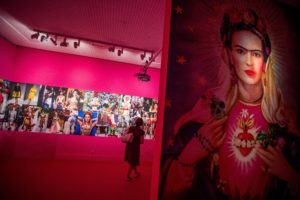 MTI110. BUDAPEST (HUNGRÍA), 05/07/2018.- Una mujer visita la exposición de la artista mexicana Frida Kahlo en Budapest (Hungría) hoy, 5 de julio de 2018. Trabajos de Frida Kahlo del Museo Dolores Olmedo en México son expuestos en la National Gallery en Budapest hasta el 4 de noviembre de 2018. EFE/ Zoltan Balogh PROHIBIDO SU USO EN HUNGRÍA