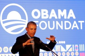 XTH101. JOHANNESBURGO (SUDÁFRICA), 18/07/2018.- El expresidente estadounidense Barack Obama da un discurso en la Academia de Liderazgo Africana en Johannesburgo (Sudáfrica) el 18 de julio de 2018, durante un encuentro, organizado por Obama, con 200 líderes emergentes africanos. EFE/ Themba Hadebe / Pool