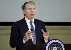 JLX05 NUEVA YORK (ESTADOS UNIDOS) 18/11/2015.- El fiscal del distrito de Manhattan, Cyrus Vance, interviene durante la sexta edición del Simposio Anual de Delitos Financieros y Ciberseguridad en la Reserva Federal de Nueva York, EE.UU., hoy 18 de noviembre 2015. El uso de tecnologías de cifrado de datos por terroristas para ocultar sus comunicaciones en internet como habrían hecho los autores de los recientes atentados en París, complica su identificación y exacerba aún más el dilema sobre los frágiles límites entre privacidad y seguridad en la red. EFE/Justin Lane