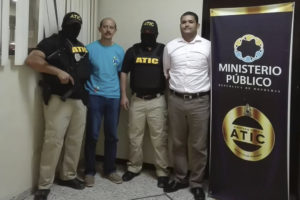 TG7001. TEGUCIGALPA (HONDURAS) 22/07/2018.- Fotografía cedida por la Agencia Técnica de Investigación Criminal (ATIC) hoy, domingo 22 de julio de 2018, de la captura de José Adolfo Sierra Morales (2-i) y Lenin Rigoberto Rodas Velásquez (d), en Tegucigalpa (Honduras). Autoridades de Honduras arrestaron hoy a dos de los 38 hondureños, entre ellos diputados y funcionarios, acusados de desviar más de 11,7 millones de dólares para financiar campañas políticas en las elecciones de 2013. EFE/ Agencia Técnica de Investigación Criminal (ATIC)/ SOLO USO EDITORIAL/NO VENTAS