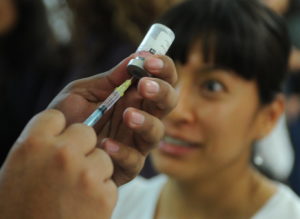 MEX01. CIUDAD DE MÉXICO (MÉXICO), 22/07/2011. Personal de salud prepara una vacuna contra el sarampión hoy, viernes 22 de julio de 2011, en el Aeropuerto Internacional de Ciudad de México, donde se inició una campaña de inoculación ante el primer caso de la enfermedad en cuatro años y medio que se da en el país, una niña francesa llegada de su país. El Gobierno mexicano comprará 3,6 millones de vacunas contra el sarampión para prevenir contagios en la población. EFE/Mario Guzmán