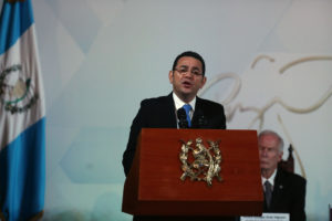 GU57. Ciudad de Guatemala (Guatemala). 29/12/2017.- El presidente de Guatemala, Jimmy Morales, habla durante los actos de conmemoración de los 21 años de la firma de los Acuerdos de Paz hoy, viernes 29 de diciembre de 2017, en el Palacio Nacional, en Ciudad de Guatemala (Guatemala). El presidente de Guatemala, Jimmy Morales, envió un saludo 