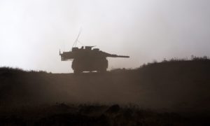 ATS04. ALTOS DE GOLÁN (--), 08/08/2016.- Fotografía de un tanque Merkaya israelí con munición real durante un ejercicio hoy, lunes 8 de agosto de 2016, en el centro de los Altos de Golán. El ejercicio hace parte del entrenamiento anual que realiza el Ejército israelí en los Altos del Golán. EFE/Atef Safadi