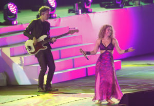 -FOTODELDIA- BQ03. BARRANQUILLA (COLOMBIA), 19/07/2018.- La cantante colombiana Shakira (d) actúa durante la ceremonia de apertura de los XXIII Juegos Centroamericanos y del Caribe hoy, jueves 19 de julio de 2018, en Barranquilla (Colombia). La inauguración, que tiene a Shakira como artista principal, comenzó hoy con la aparición de la ex Miss Universo y modelo colombiana Paulina Vega en el centro de la cancha del estadio Metropolitano Roberto Meléndez de Barranquilla. EFE/Luis Eduardo Noriega A.