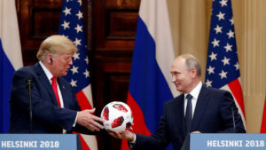 Putin le regala el balón de Rusia 2018 a Trump durante encuentro en Helsinki
