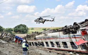 Aumentan a 24 los muertos por descarrilamiento de tren en Turquía