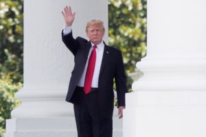 MRX02. WASHINGTON (ESTADOS UNIDOS), 05/07/2018.- El presidente estadounidense, Donald J. Trump, saluda desde el Pórtico Norte de la Casa Blanca, en Washington (EEUU), hoy, 5 de julio de 2018. Trump viaja hoy a Montana para asistir a un mitin. EFE/ Michael Reynolds