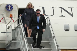 MEX32. CIUDAD DE MÉXICO (MÉXICO), 13/07/2018.- El secretario de Estado de EE.UU., Mike Pompeo (adelante), y la secretaria de Seguridad Nacional, Kirstjen Nielsen (atrás), llegan hoy, viernes 13 de julio de 2018, a Ciudad de México (México). El secretario de Estado de Estados Unidos, Mike Pompeo, junto a una delegación de altos funcionarios llegó hoy a México para reunirse con el actual mandatario, Enrique Peña Nieto, y el futuro presidente, Andrés Manuel López Obrador, en una visita que marca el inicio de una nueva era en la relación bilateral. EFE/José Méndez