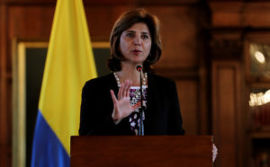 BOG203. BOGOTÁ (COLOMBIA), 11/07/2018. La ministra de Relaciones Exteriores de Colombia, María Ángela Holguín, presenta el nuevo pasaporte colombiano hoy, miércoles 11 de julio de 2018, en Bogotá (Colombia). Holguín presentó el nuevo pasaporte que se comenzará a expedir a partir del 15 de este mes, que reúne mayores estándares de seguridad y contiene representaciones de sitios que hacen parte del patrimonio cultural del país, así como paisajes y especies emblemáticas de la fauna. EFE/Leonardo Muñoz