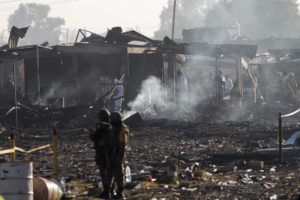 TUL001. TULTEPEC (MÉXICO), 21/12/2016.- Peritos del Estado de México continúan las labores periciales fotográficas, de campo y forenses hoy, miércoles 21 de diciembre de 2016, en la zona donde se registró la explosión en el Mercado de Pirotecnia de San Pablito, en el municipio mexicano de Tultepec (México). Las explosiones registradas en un mercado de pirotecnia este martes en Tultepec, en el central Estado de México, han dejado hasta el momento 31 muertos, 60 heridos y 12 desaparecidos, dijo hoy el fiscal estatal, Alejandro Gómez. EFE/Alex Cruz.
