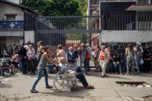 CAR04. CARACAS (VENEZUELA), 18/07/2018.- Jubilados se manifiestan frente a una entidad bancaria hoy, miércoles 18 de julio de 2018, en Caracas (Venezuela). Los jubilados venezolanos protagonizaron hoy protestas en varias zonas de Caracas y otros estados exigiendo el pago completo de sus pensiones en efectivo, en medio de la escasez de dinero físico que existe en el país, y tras amanecer haciendo largas filas en los bancos. EFE/Miguel Gutiérrez