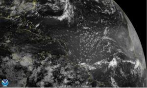 Pronostican aguaceros locales con tronadas por onda tropical y más calor