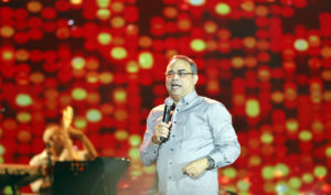 HAB01 LA HABANA (CUBA),17/07/2018.- El salsero boricua Gilberto Santa Rosa se presenta durante su concierto hoy, lunes 17 de julio del 2018, ante miles de asistentes en el Malecón de La Habana (Cuba). EFE/Ernesto Mastrascusa