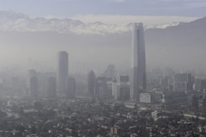 CH02. SANTIAGO (CHILE), 12/07/2018.- Vista del panorama urbano hoy, miércoles 12 de julio de 2018, cubierto por contaminación, en la ciudad de Santiago (Chile). Santiago de Chile, de 7,2 millones de habitantes, hace frente en la actualidad a una de las contaminaciones más graves de los últimos años, debido a la escasez de lluvias, pero también por un parque automotor que cada año crece significativamente. EFE/Alberto Valdés