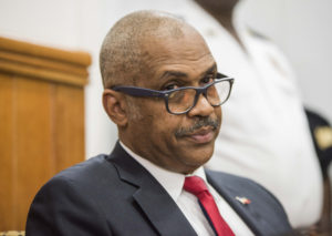 HAI01. PUERTO PRÍNCIPE (HAITÍ), 16/03/2017.- El primer ministro designado, Jack Guy Lafontant, participa en una sesión ante el Senado haitiano donde se aprobó el plan de gobierno presentado por él, tras una sesión que se prolongó más de 14 horas en la madrugada de hoy, jueves 16 de marzo de 2017, en Puerto Príncipe (Haití). La política general del primer ministro fue aprobada por 20 votos a favor, 7 abstenciones y ningún voto en contra. Esta votación tuvo lugar después de que el pasado lunes la falta de quórum en el Senado impidió a Lafontant, un médico sin experiencia política designado por el presidente haitiano, Jovenel Moise, el 23 de febrero pasado, presentar su política general y obligó a suspender la sesión. EFE/Jean Marc Hervé Abelard