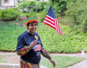 ELX01. AVONDALE ESTATES (ESTADOS UNIDOS), 04/07/2018.- Una mujer participa en el desfile de Avondale Estates durante las celebraciones de la independencia del país en Georgia (Estados Unidos) hoy, 4 de julio el 2018. EFE/ Erik S. Lesser