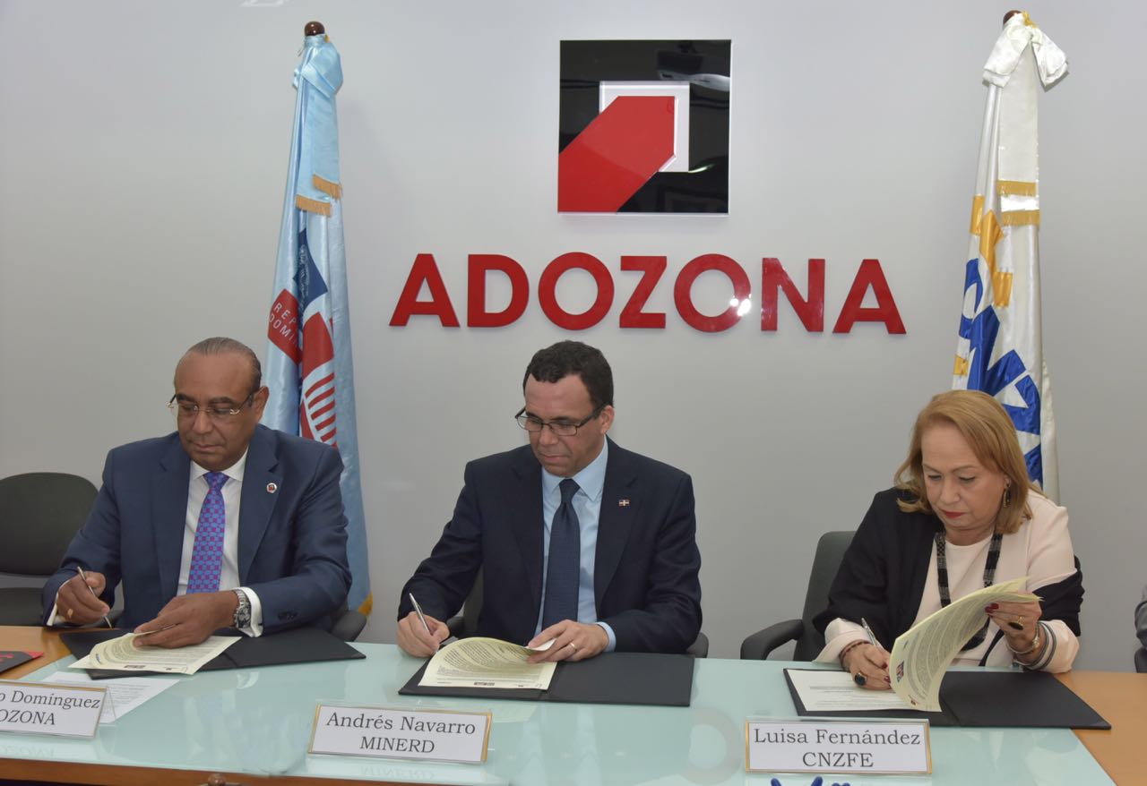 Educación firma alianza público-privada con zonas francas para mejorar politécnicos