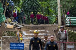 Niños atrapados en cueva de Tailandia envían cartas a sus familiares