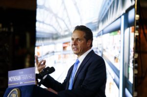 CUO03 NUEVA YORK (ESTADOS UNIDOS), 17/08/2017.- El gobernador de Nueva York, Andrew Cuomo, ofrece un discurso durante un evento en el lugar de construcción de la estación Moynihan Train Hall en Nueva York, Estados Unidos, hoy, 17 de agosto de 2017. Cuomo, que tiene aspiraciones políticas nacionales, discutió los proyectos de infraestructuras en curso de la ciudad Nueva York, incluido el proyecto Moynihan Train Hall. EFE/Justin Lane