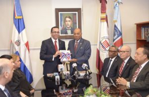TC entrega ejemplares de la Constitución para ser enseñada en escuelas y colegios
