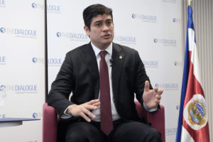 MIA17. WASHINGTON (DC, EEUU),12/06/2018.- El presidente de Costa Rica, Carlos Alvarado, habla durante su intervención hoy, martes 12 de junio de 2018, en el laboratorio de ideas Diálogo Interamericano en Washington, DC (EE.UU.). El nuevo presidente de Costa Rica, Carlos Alvarado, inició hoy una visita de dos días a Washington en la que será recibido por el Consejo Permanente de la OEA, así como por el director del BID y llevará a cabo diversos encuentros con centros de pensamiento y congresistas. EFE/Lenin Nolly