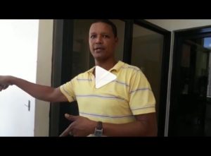 Abogado acusa a oficial ERD de agredirlo