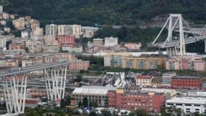 Buscan supervivientes entre los bloques de concreto del puente derrumbado en Génova, Italia