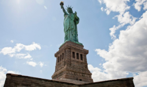 Evacúan Estatua de la Libertad tras explosión 