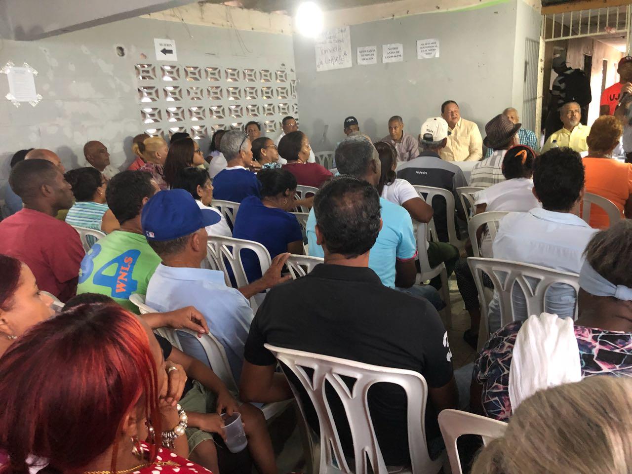 Director de la CAASD se reúne con munícipes de Cristo Rey para escuchar sus inquietudes 