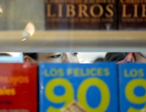 PAN08 - CIUDAD DE PANAMA (PANAMA) 15/05/07. Una visitante observa libros expuestos hoy, 15 de mayo de 2007, en uno de los pabellones de la IV Feria Internacional del Libro de Panamá, dedicada este año a España. EFE/Alejandro Bolívar
