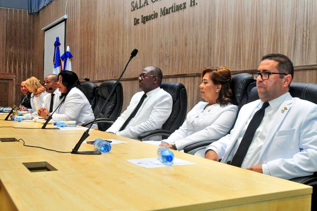 Alcalde SDE rinde cuentas y regidores denuncian supuesta violación a Ley 176-07