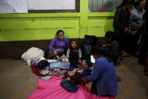 GU7033. ALOTENANGO (GUATEMALA), 03/06/2018.- Familias afectadas por la erupción del Volcán de Fuego permanecen en un albergue en Alotenango (Guatemala) hoy, domingo 3 de junio de 2018. El portavoz de la Coordinadora Nacional para la Reducción de Desastres (Conred), David de León, dijo que los fallecidos son de la comunidad de El Rodeo, en el departamento sureño de Escuintla. El volcán de Fuego se ubica entre los departamentos de Escuintla, Chimaltenango y Sacatepéquez, a 50 kilómetros al oeste de la capital. EFE/Esteban Biba