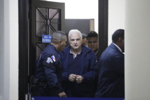 PA1002. CIUDAD DE PANAMÁ (PANAMÁ), 25/06/18.- El expresidente de Panamá, Ricardo Martinelli, es escoltado por policias hoy 25 de junio de 2018 en la Corte Suprema de Justicia donde se le realiza una audiencia por escuchas telefónicas. Martinelli le dijo hoy al magistrado juez de Garantías de la causa de las interceptaciones ilegales en su contra, Jerónimo Mejía, que sabe que lo 