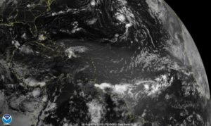 Siguen alertas meteorológicas ante efectos de vaguada y onda tropical este lunes