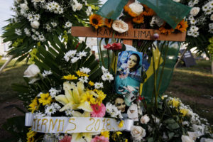 NIC002. MANAGUA (NICARAGUA), 26/07/2018.- Estudiantes de Universidad Americana (UAM) realizan un homenaje a su compañera brasileña Rayneia Gabrielle Lima, víctima de disparos de supuestos paramilitares, hoy, jueves 26 de julio de 2018, en la Rotonda Jean-Paul Genie de la ciudad de Managua (Nicaragua). La brasileña Rayneia Gabrielle Lima, estudiante de sexto año de la carrera de medicina en la UAM, falleció la noche del pasado lunes víctima de disparos de supuestos paramilitares en Managua. Al menos 448 personas han muerto, 2.800 han resultado heridas y 595 están desaparecidas en el marco de las protestas que cumplen hoy 100 días, informó la no gubernamental Asociación Nicaragüense Pro Derechos Humanos (ANPDH). EFE/Esteban Biba