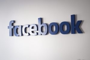 epa05734477 The facebook logo inside the facebook Chalet on the sideline of the 47th annual meeting of the World Economic Forum, WEF, in Davos, Switzerland, 20 January 2017. The meeting brings together enterpreneurs, scientists, chief executive and political leaders in Davos January 17 to 20. EPA/GIAN EHRENZELLER