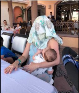  Piden a una mujer cubrirse mientras amamanta a su bebé y su respuesta se hace viral